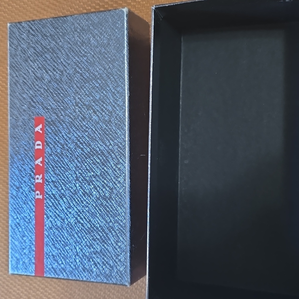 Prada Wallet w/ Dustbag and Box. - Picture 14 of 16